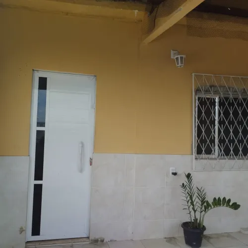 Alugo casa primeiro andar 