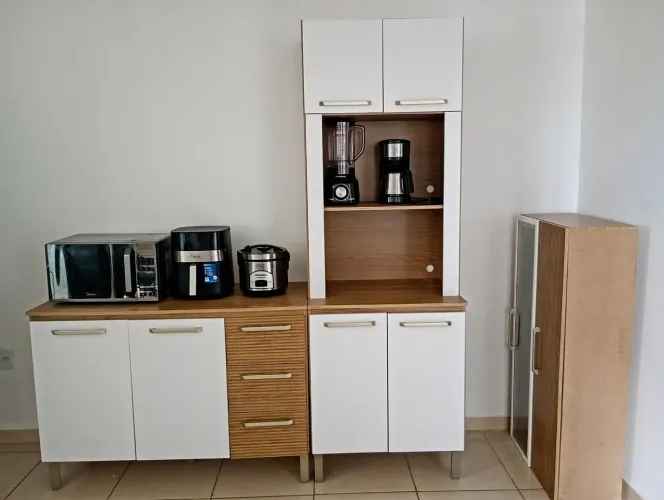 Armário de cozinha incluindo balcão,paneleiro e parte suspensa.