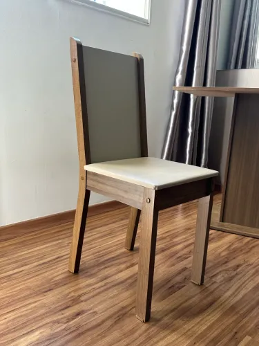 Mesa de Jantar com Quatro Cadeias