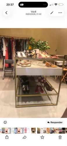 Mesa vitrine vidro e gavetões 