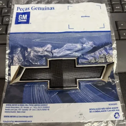 Emblema da Tampa Traseira Equinox 2018 a 2024 Original GM Preto 23373667