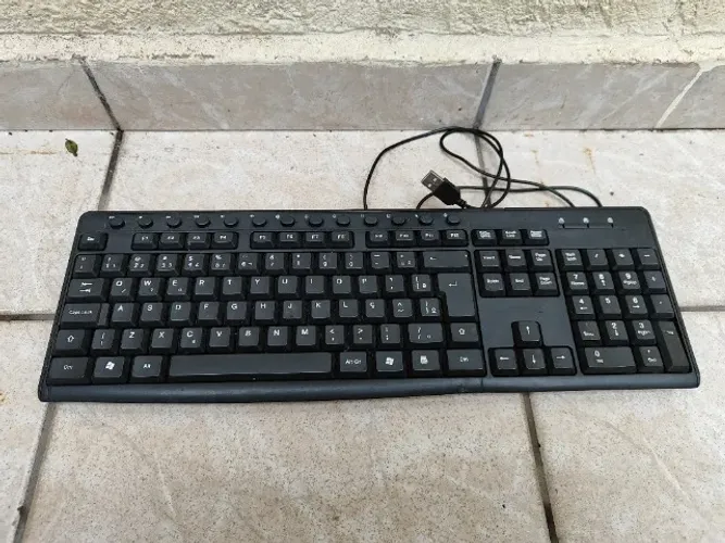 Teclado USB com Fio e Teclado Numérico ao Lado e Atalhos na Parte de Cima