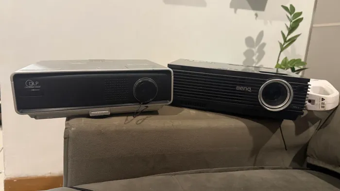 2x projetores | LG e Benq