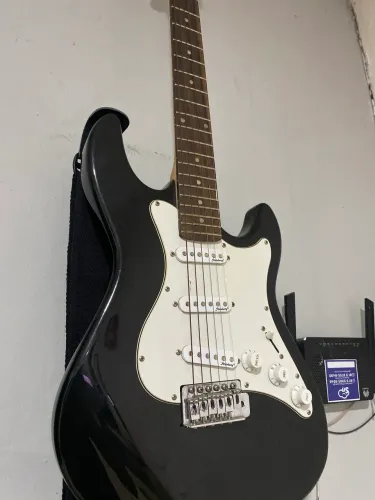 Guitarra strinberg nova e regulada