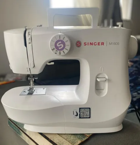 Vende-se uma máquina de costura Singer 