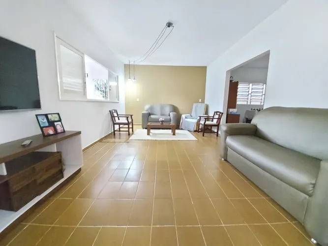 Gruta de Lourdes, Casa nascente, 04 quartos e 06 vagas