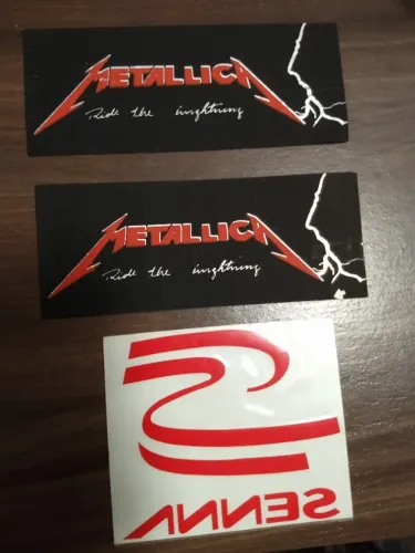 2 Adesivos da banda Metallica e 1 do Senna - Ver Descrição