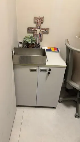 Armário baixo de escritório com duas portas e chave