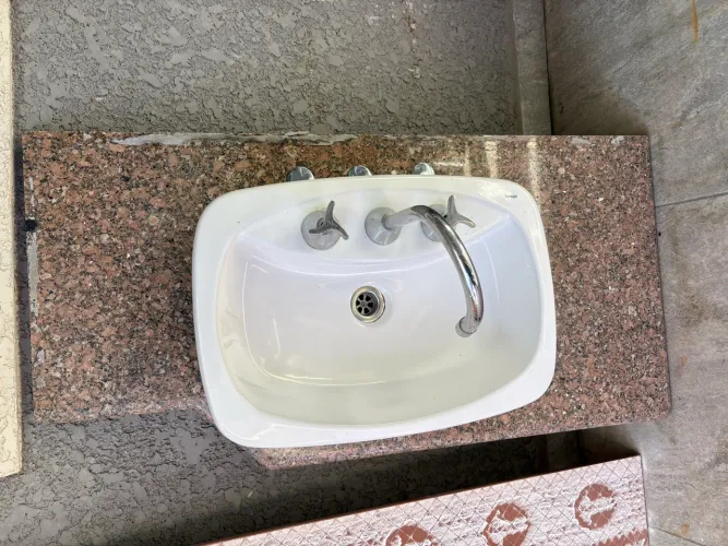 Bancada de granito com cuba Incepa e torneira