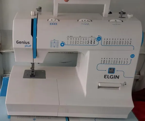 Máquina de Costura ELGIN