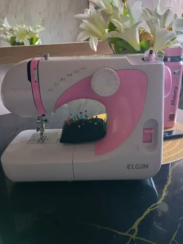 Máquina de costura Elgin Futura Rosa