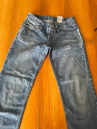 Calça Levi?s feminina n 26 Veste 34 em ótimo estado