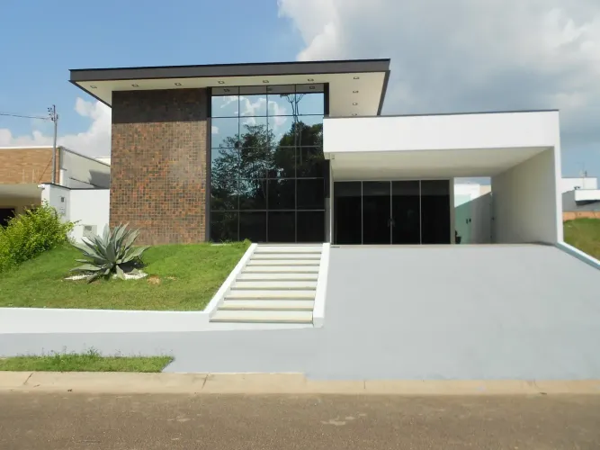 EXCELENTE CASA DE ALTO PADRÃO NO CONDOMÍNIO BOSQUES DO MADEIRA.