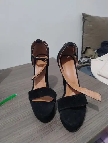 Sandália Preta Salto Alto com Fechamento no Tornozelo