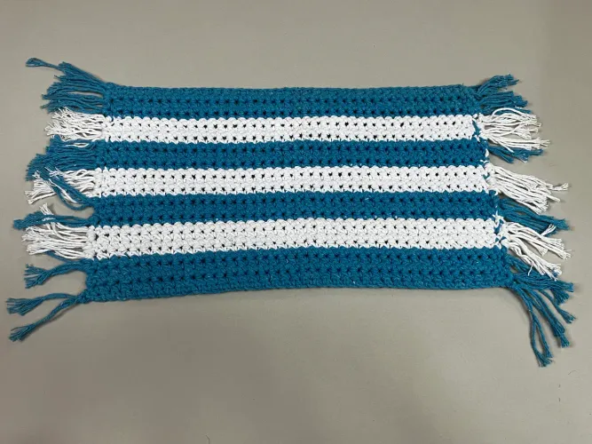 PRONTA ENTREGA Tapete Pequeno Azul e Branco com Franja em Crochê Barbante