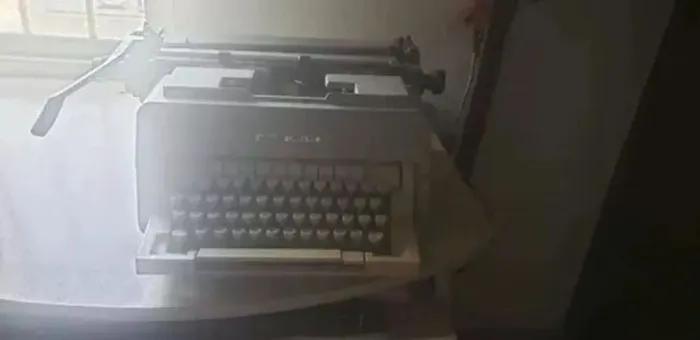 máquina de escrever olivetti linea 98 dimensões: 42,5 cm x 50,5 cmx 19,5 cm peso 12,5 kg