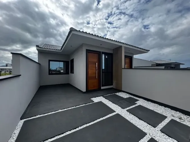Casa geminada, dois dormitórios sendo uma suite