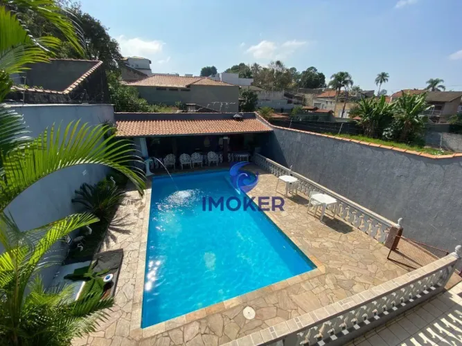 Sobrado com 3 dormitórios, sendo 2 suítes; 5 vagas de garagem; piscina; churrasqueira; sal