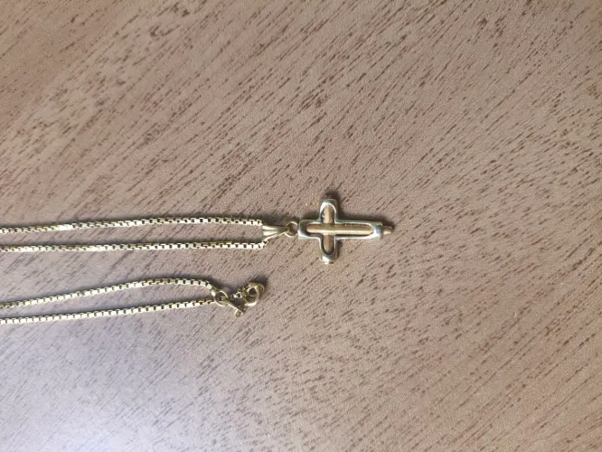 Vendo cordão de ouro 18 72 cm com crucifixo de ouro branco e amarelo. Vendo a peça não gr