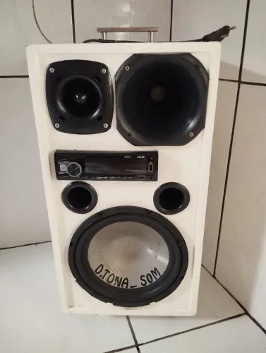 Vendo caixa de som uma corneta um super twitter um alto falante barra e fonte