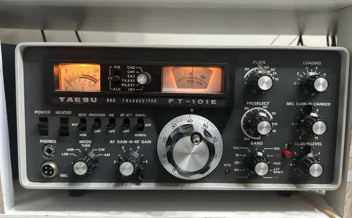 Rádio YAESU FT101E