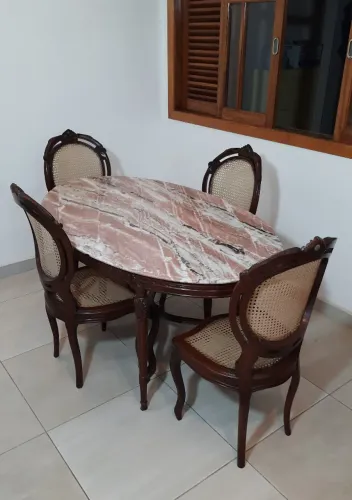 mesa de jantar Oval com tampo de pedra