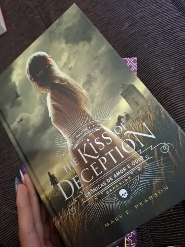 Livro The Kiss of deception