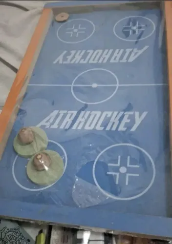 jogo air hockey pedagogico de maneira, com dois pegadores e um disco