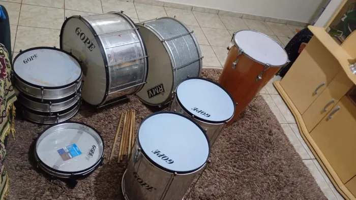 Instrumentos fanfarra / para torcida de futebol .