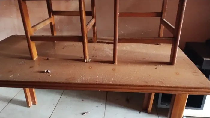 Mesa de madeira com 6 cadeiras estofadas