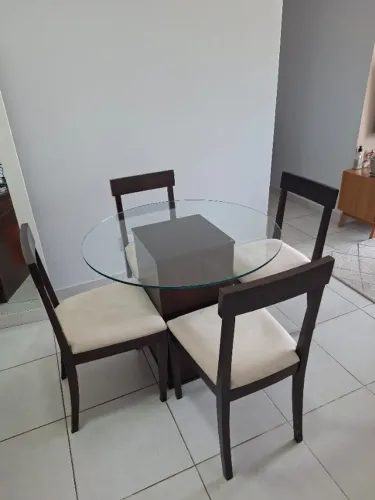 Mesa de Jantar redonda com suporte central de madeira com 4 cadeiras estofadas