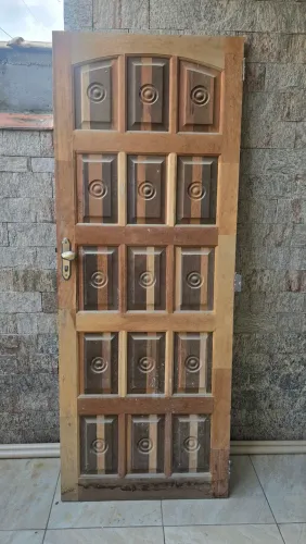 Porta de madeira maciça 210x80 almofadada
