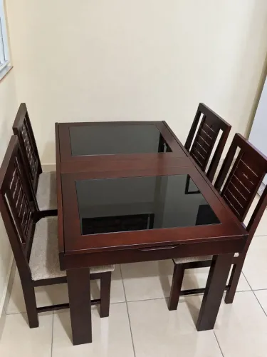 Mesa de jantar com 4 cadeiras