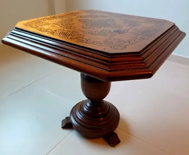 Antiga mesa de lateral feita em madeira torneada, ao estilo inglês, com tampo oitavado, e