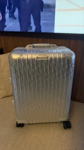 Mala Rimowa Dior prata em alumínio nova peça impecável