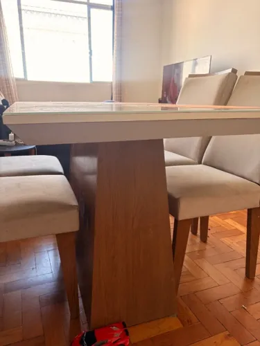 Mesa de jantar com tampo de vidro e 4 cadeiras