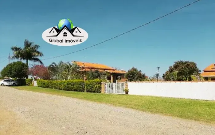 Casa Térrea com 1,350 mts de área - Piscina e Edicula