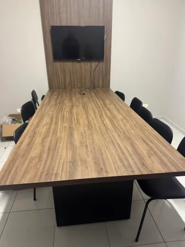 Mesa e armário para escritório 