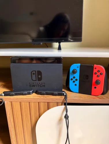 Video Game Nintendo Switch Neon + 2 jogos + cartão de memória