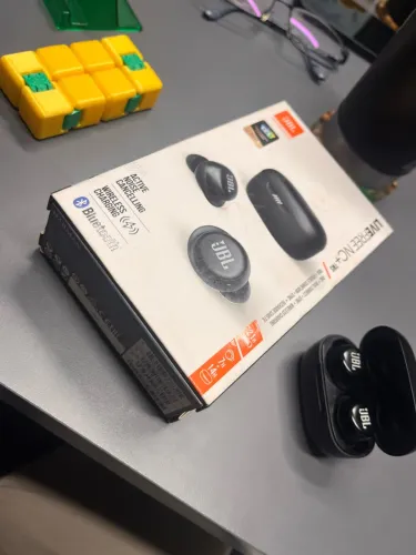 JBL Live Free NC+ TWS fone com cancelamento de ruído