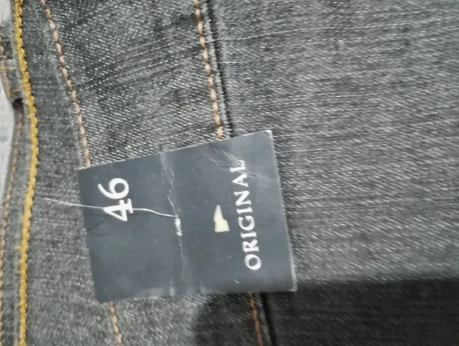 Roupas masculinas, calças e camisas