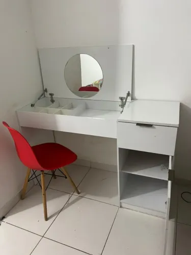 Escrivaninha e Penteadeira + A Cadeira vermelha