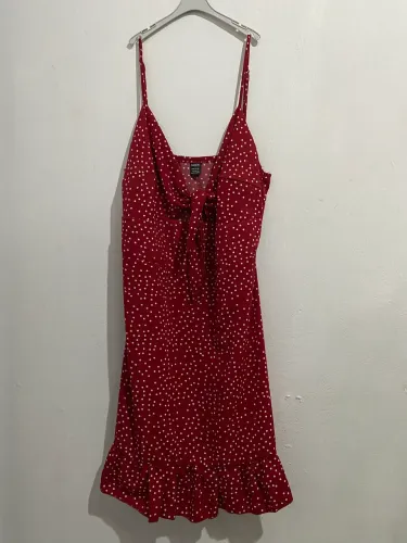 vestido vermelho de bolinhas brancas tamanho XL