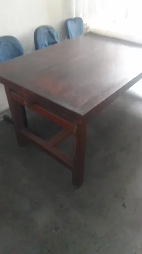 Mesa de madeira reforçada