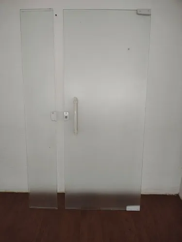Porta de vidro pivotante com fechadura e puxador