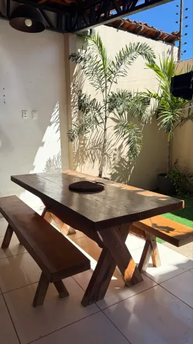 Mesa de madeira com bancos para área externa 