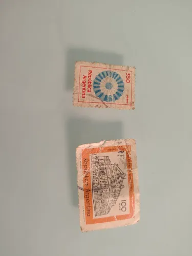 Moedas e selos antigos para colecionadores.