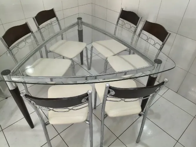 Mesa de jantar com tampo de vidro