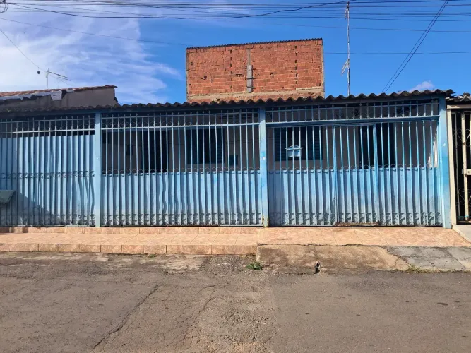OPORTUNIDADE DE MORAR OU INVESTIR, CASA À VENDA QNP 18 LOCALIZAÇÃO PRIVILEGIADA.
