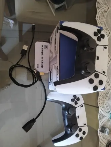 Vendo game srick PRO , 4K ULTRA HD ! COM DUAS MANETES! E VEM COM CAIXA E CARTAO DE MEMORIA